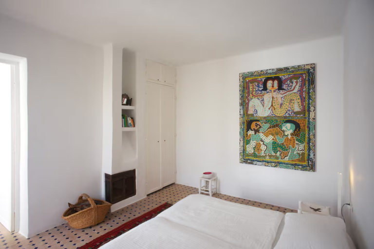 bedroom with cheminee