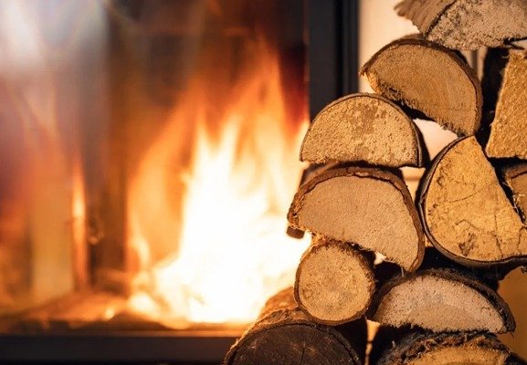 Brennholz neben einem Kamin